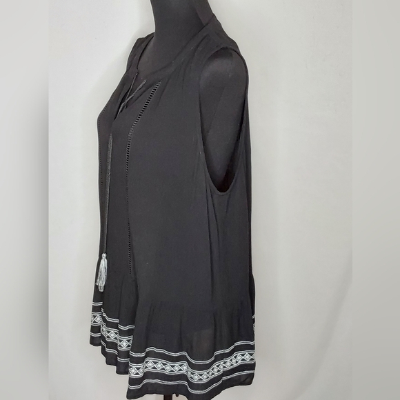 CeCe Black & White Split-Neck Sleeveless Embroidered Peplum Top - Size XL - Picture 2 of 6